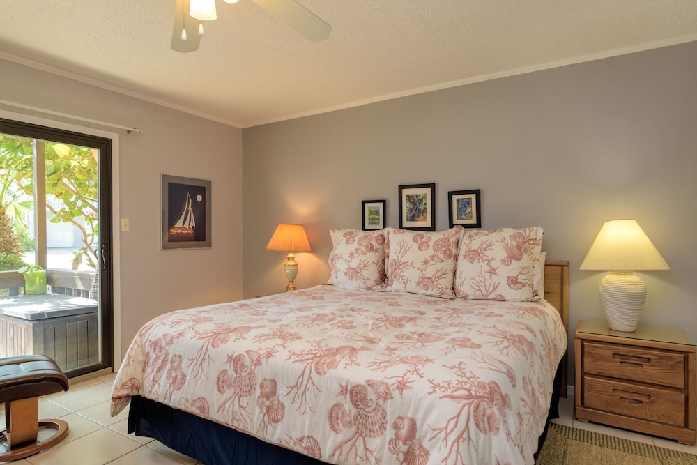 Superior Condo, 1 King Bed with Sofa bed, Partial Ocean View, Beachside photo 2