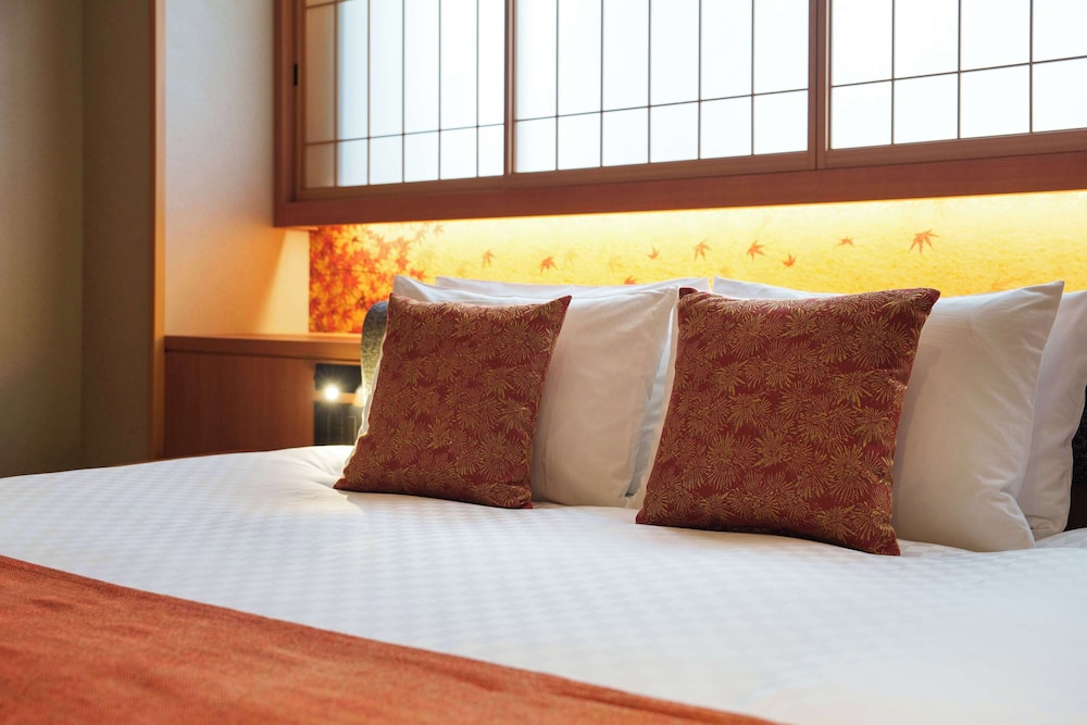 Deluxe Room, 1 King Bed, Non Smoking, Bathtub - Photo 14