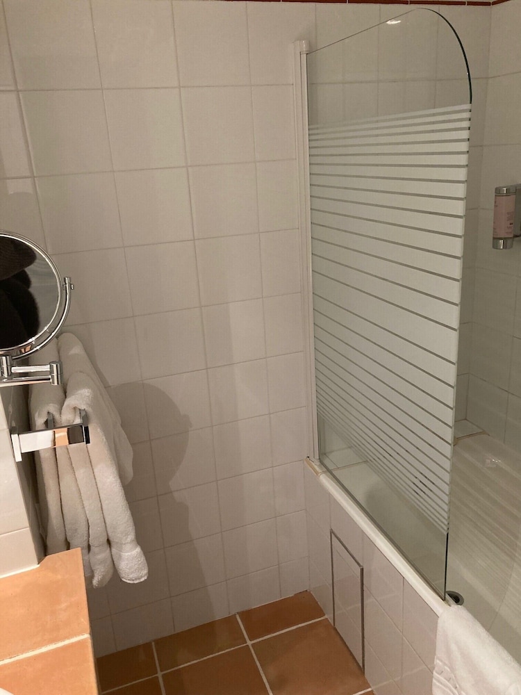 Standard Twin Room - Photo 7