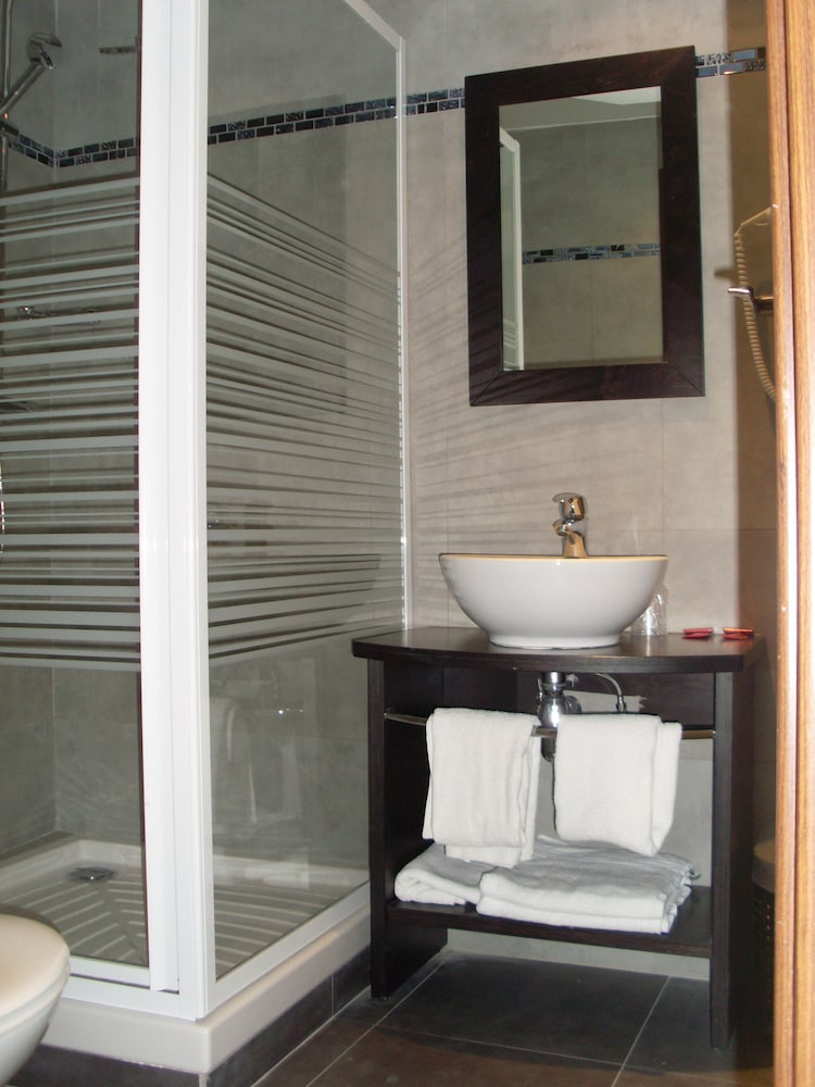 Standard Double or Twin Room - Photo 9