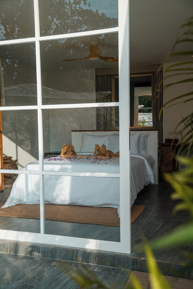 Deluxe Double Room, 1 Queen Bed, Pool View photo 2