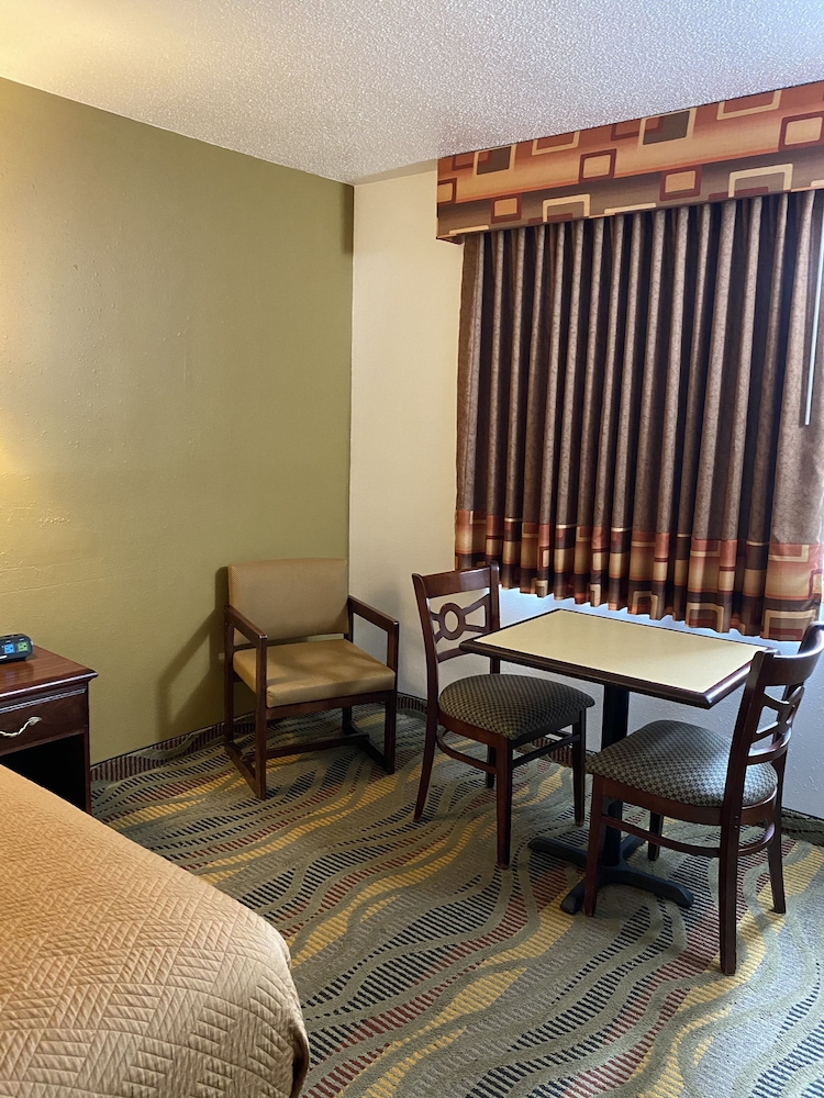 Room, 1 King Bed, Non Smoking - Photo 11
