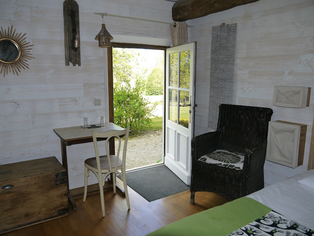 Classic Double Room, 1 Queen Bed, Garden View photo 2