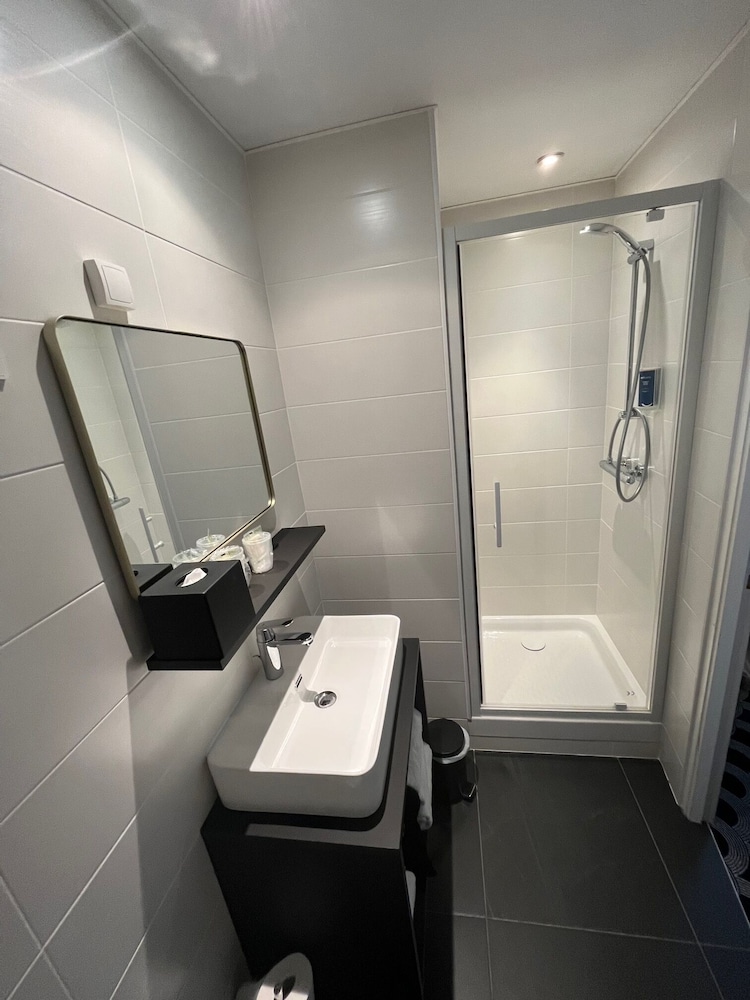 Suite - Photo 3