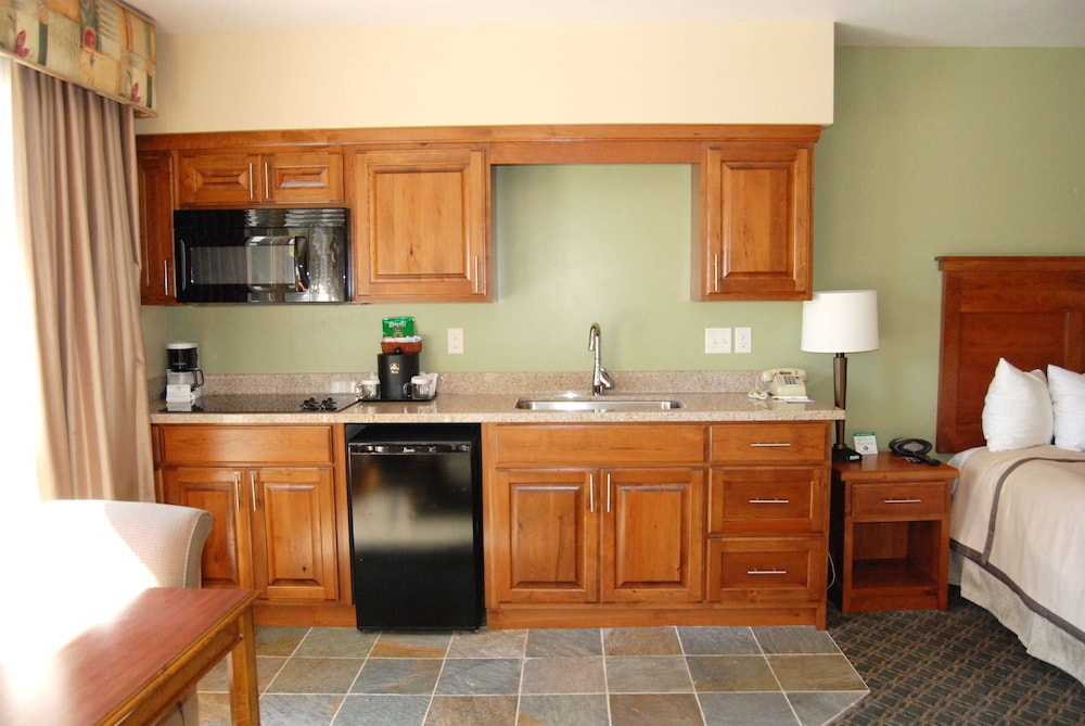 Standard Room, 1 King Bed, Kitchenette, River View