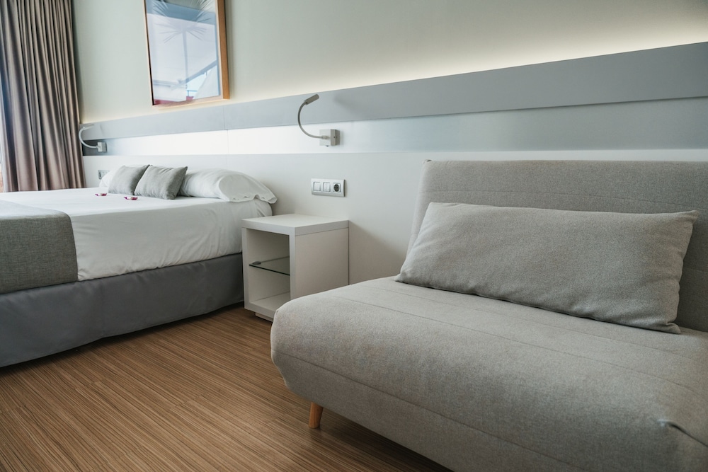 Suite, 1 King Bed, Terrace, Beachfront thumbnail 5