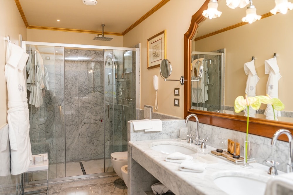 Deluxe Suite - Photo 6