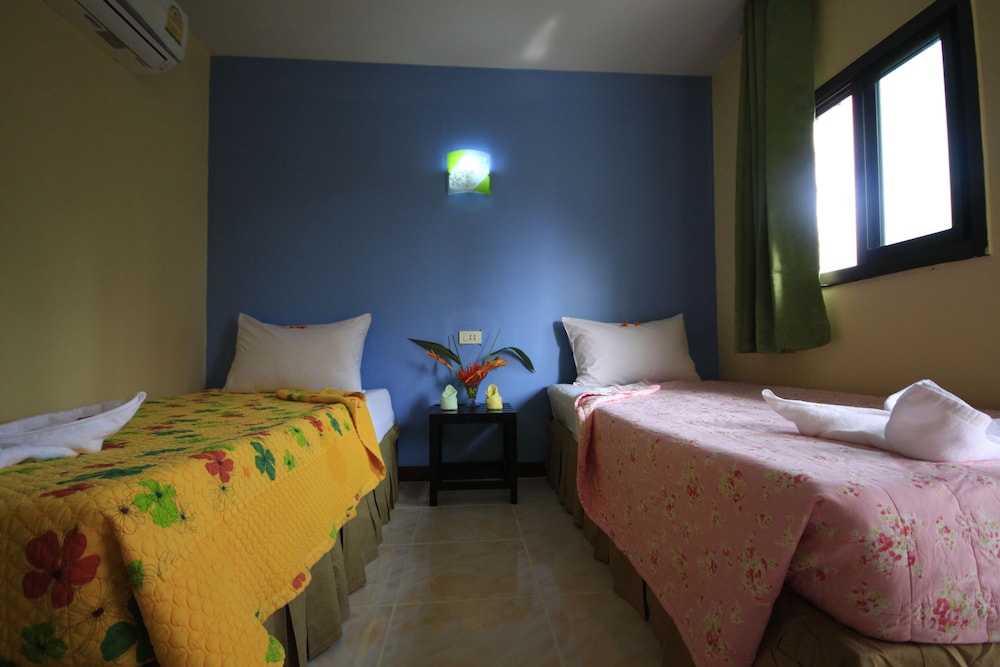 Standard Twin Room Fan Only photo 3