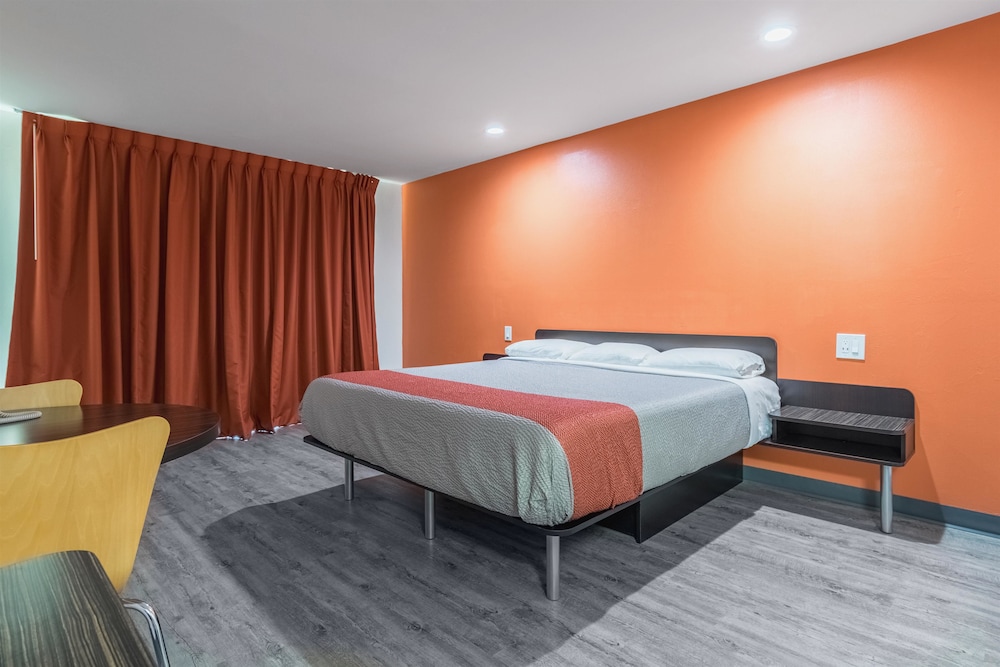 Deluxe Room, 1 King Bed, Smoking, Refrigerator & Microwave photo 1