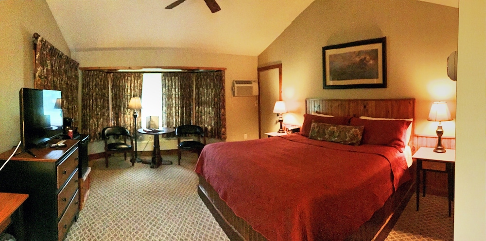 Deluxe Room, 1 King Bed, Mountain View photo 3