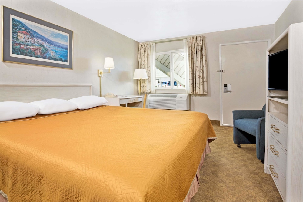 Standard Room, 1 Queen Bed, Hot Tub photo 2