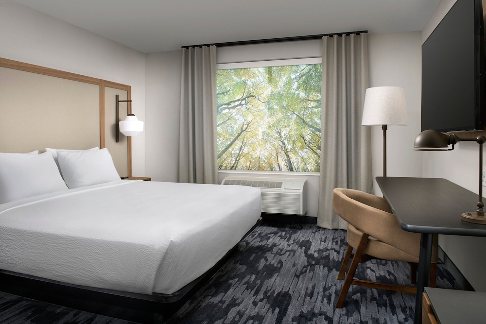 Room, 1 King Bed (Mobility Accessible, Roll-In Shower) - Photo 3