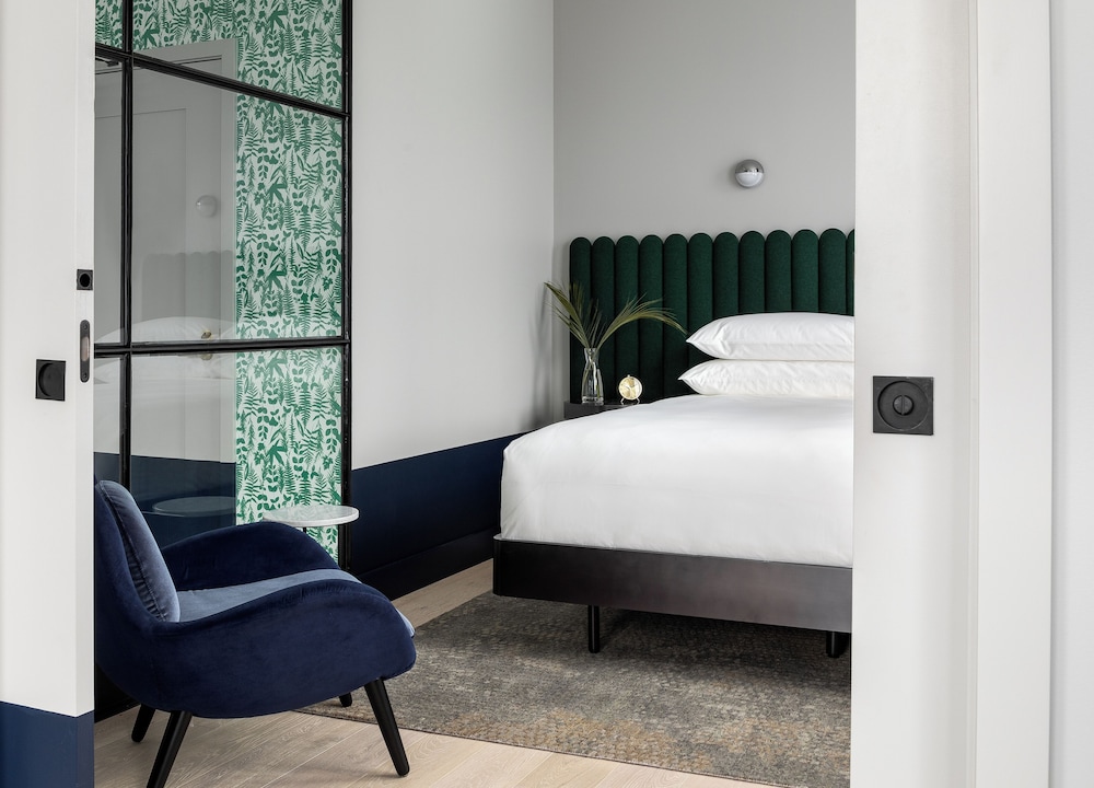 Suite, 1 King Bed (Woodlark Suite)
