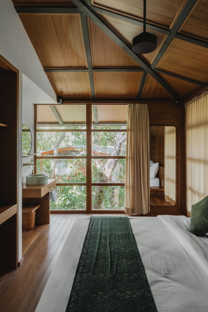Tree House (C) photo 3