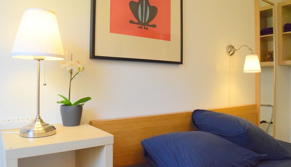 City Single Room, 1 Queen Bed, Shared Bathroom