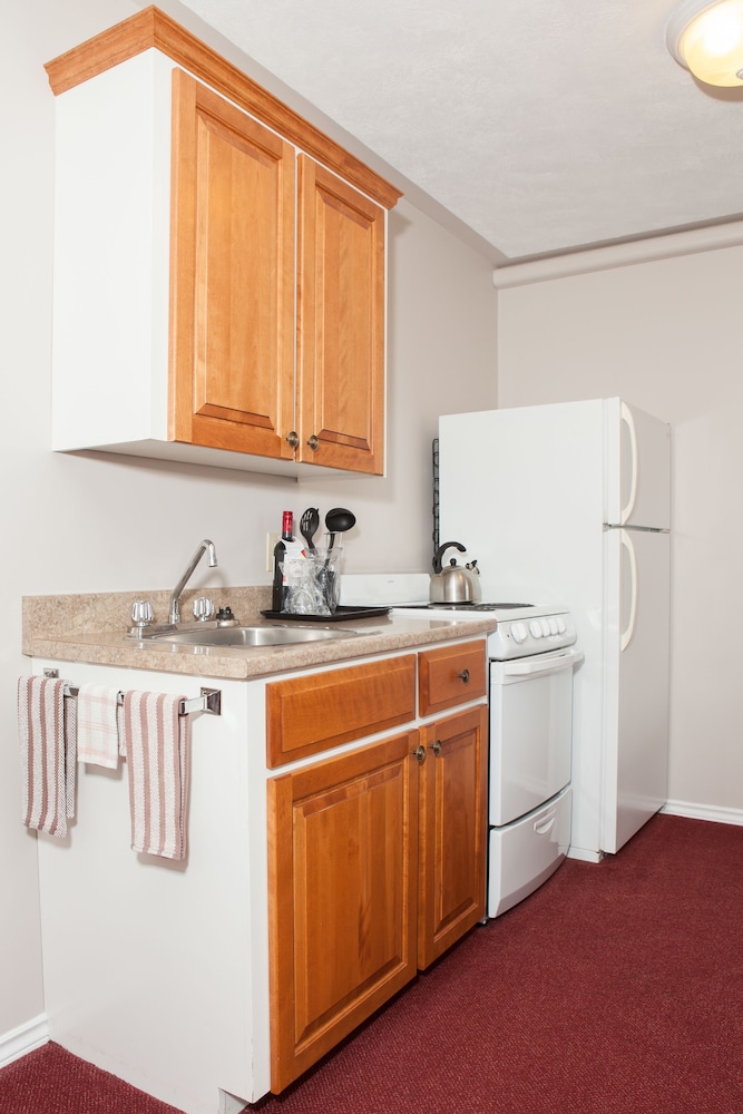 Housekeeping Unit- full kitchen photo 3