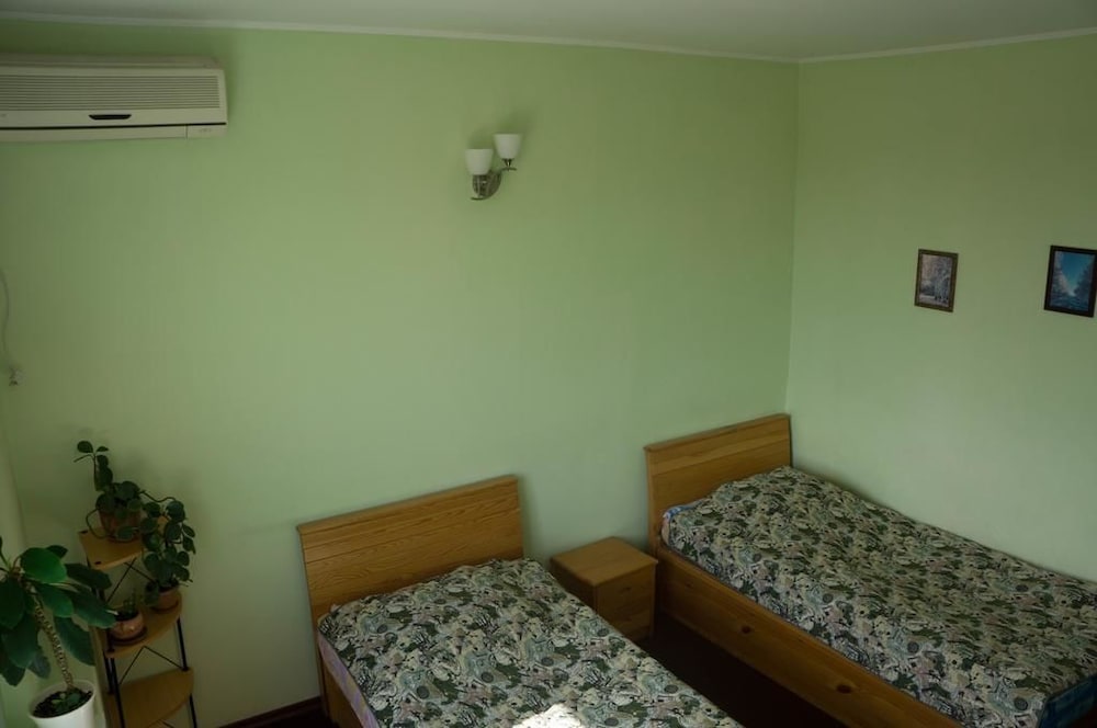 Basic Twin Room, 2 Twin Beds photo 3