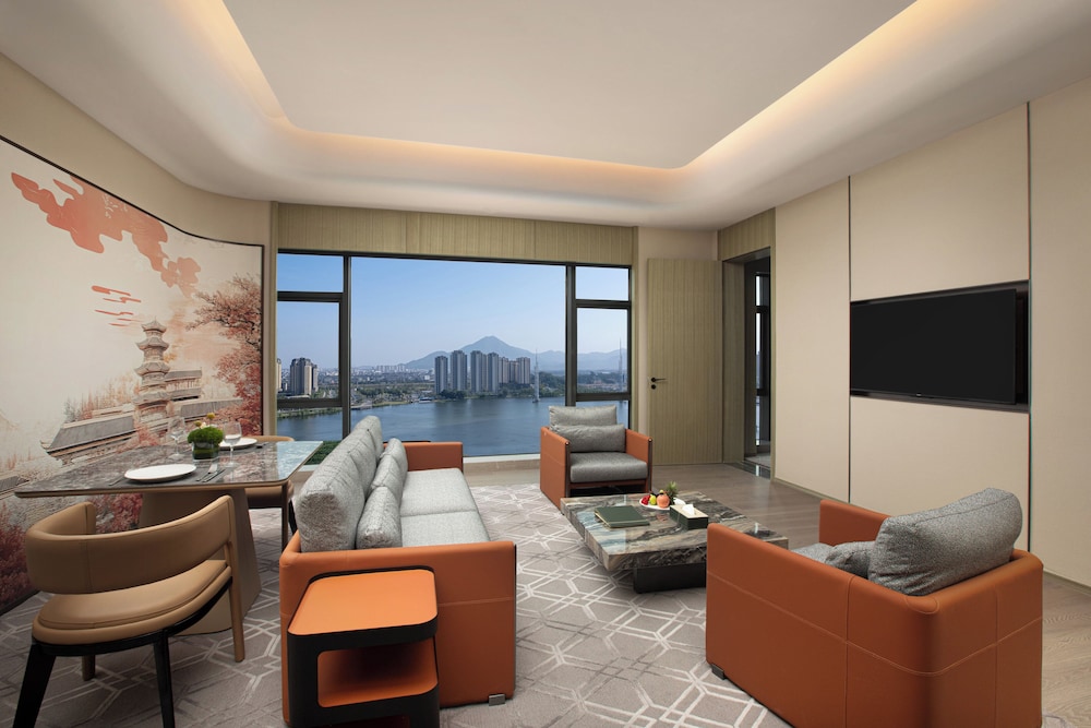 Suite, 1 Bedroom, Club Lounge Access, Lake View (Lake View) photo 3