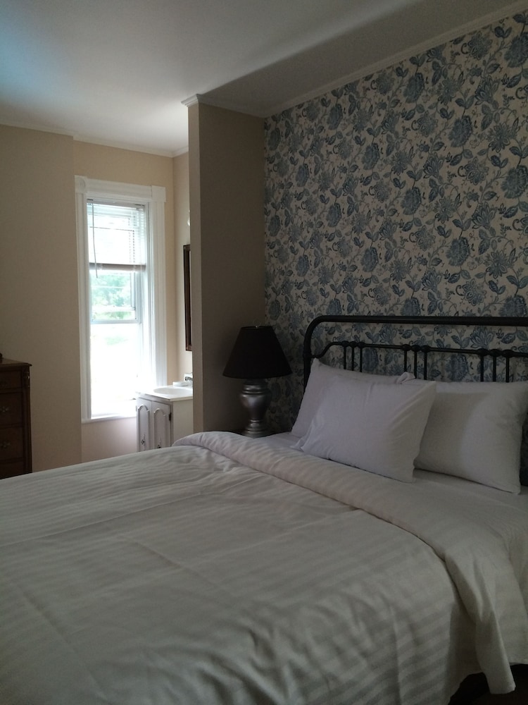 Suite, Queen Bed, Ensuite (Suite Two) photo 3