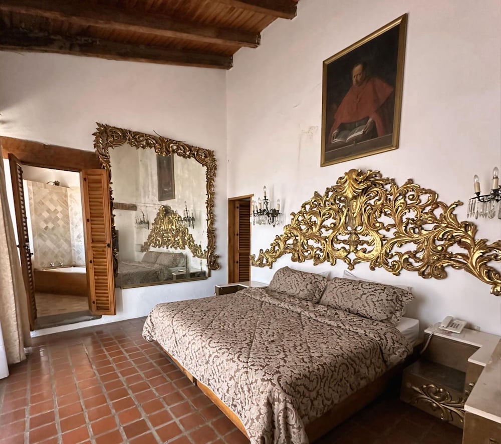 Superior Suite - Photo 12