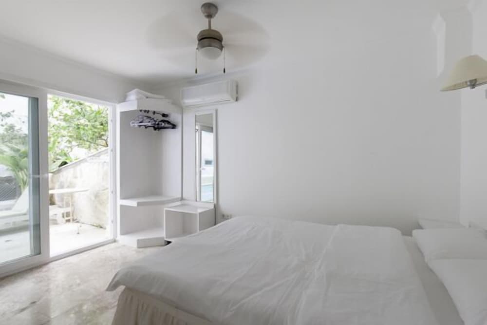 Small Room photo 2