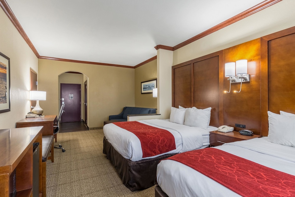 Standard Suite, Non Smoking (2 Queen Beds & 1 Sofa Bed) photo 3
