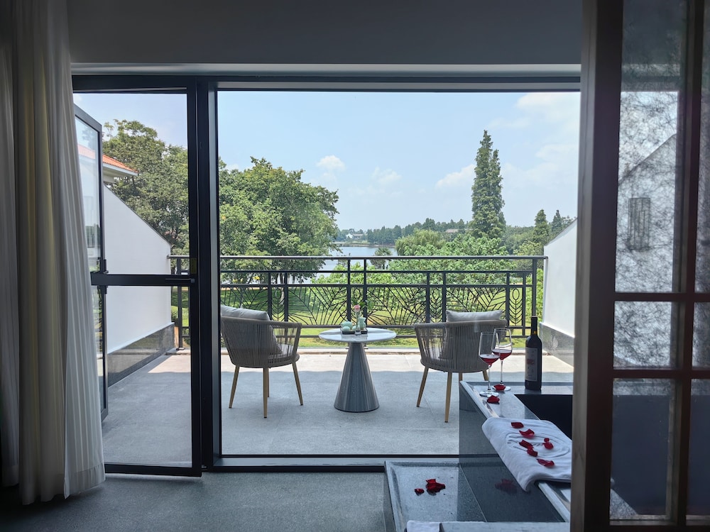 Luxury Double or Twin Room, Patio, Lake View photo 3