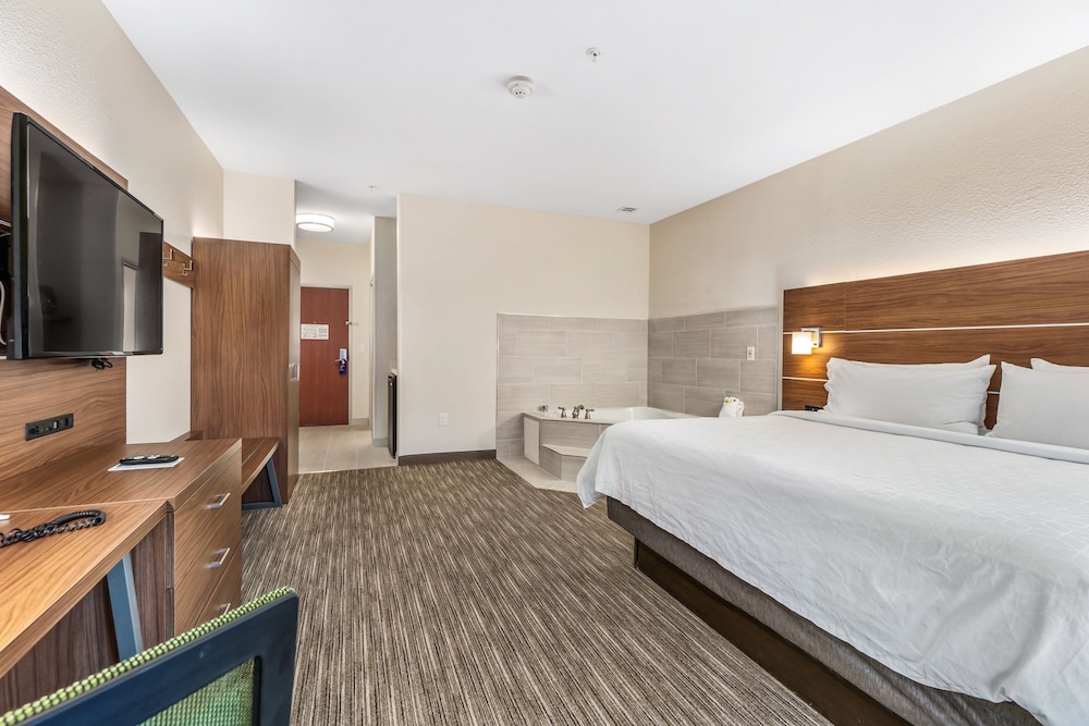 Standard Room, 1 King Bed, Jetted Tub - Photo 4