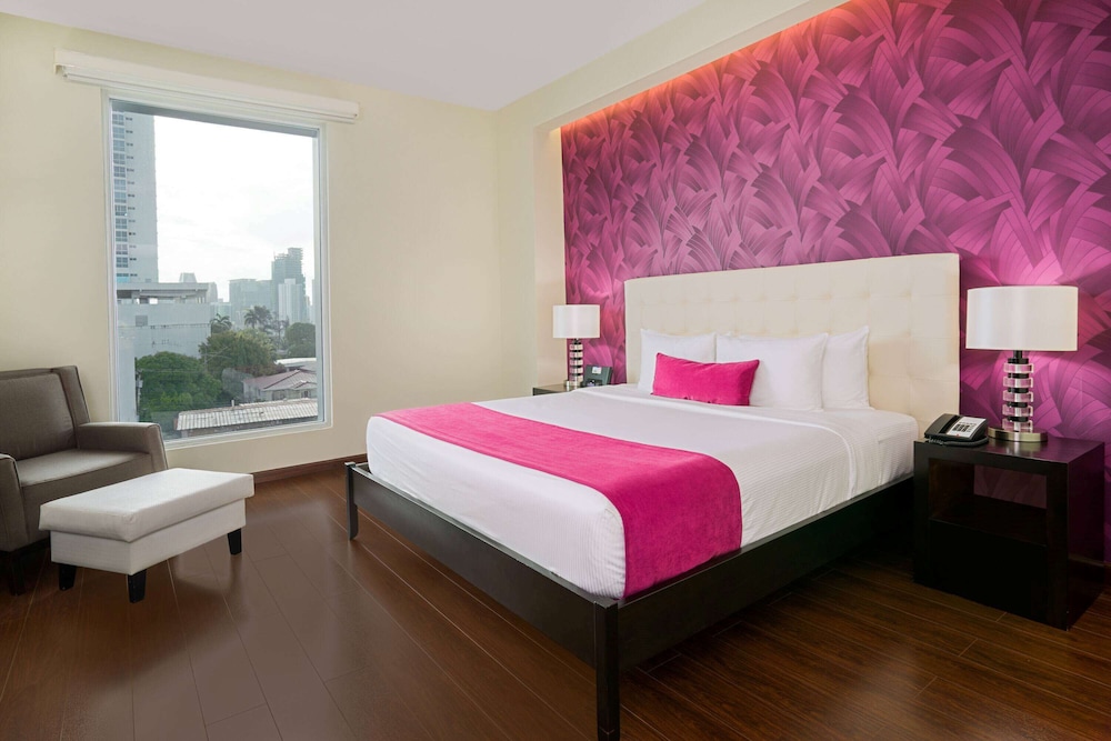 Deluxe Room, 1 King Bed, City View