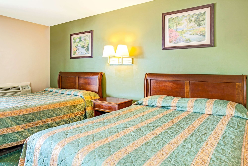 Room, 2 Queen Beds - Photo 5