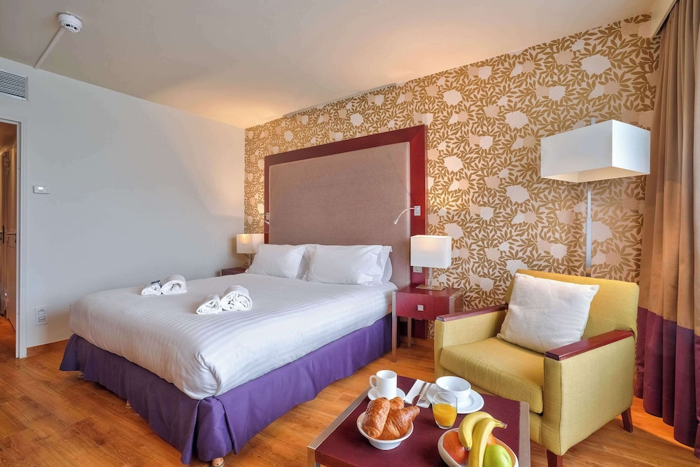 Standard Room, 1 King Bed, Non Smoking photo 1