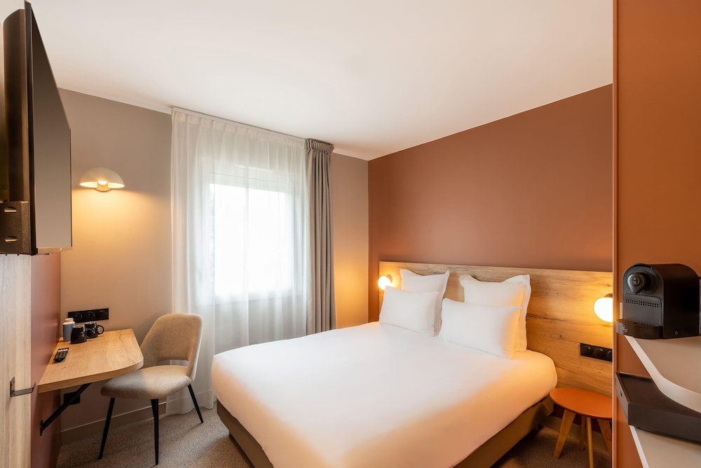 Standard Room, 1 Queen Bed, Non Smoking - Photo 1