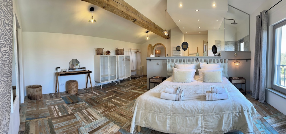 Superior Room, 1 King Bed, Terrace, Partial Lake View photo 2