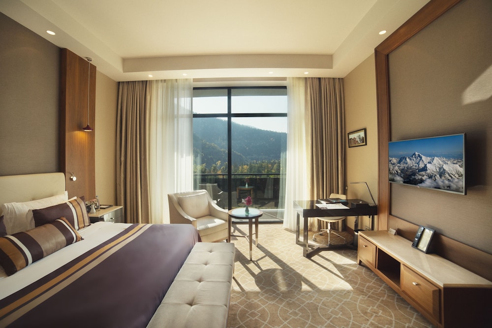 Deluxe Double Room, 1 King Bed, Bathtub, City View photo 3