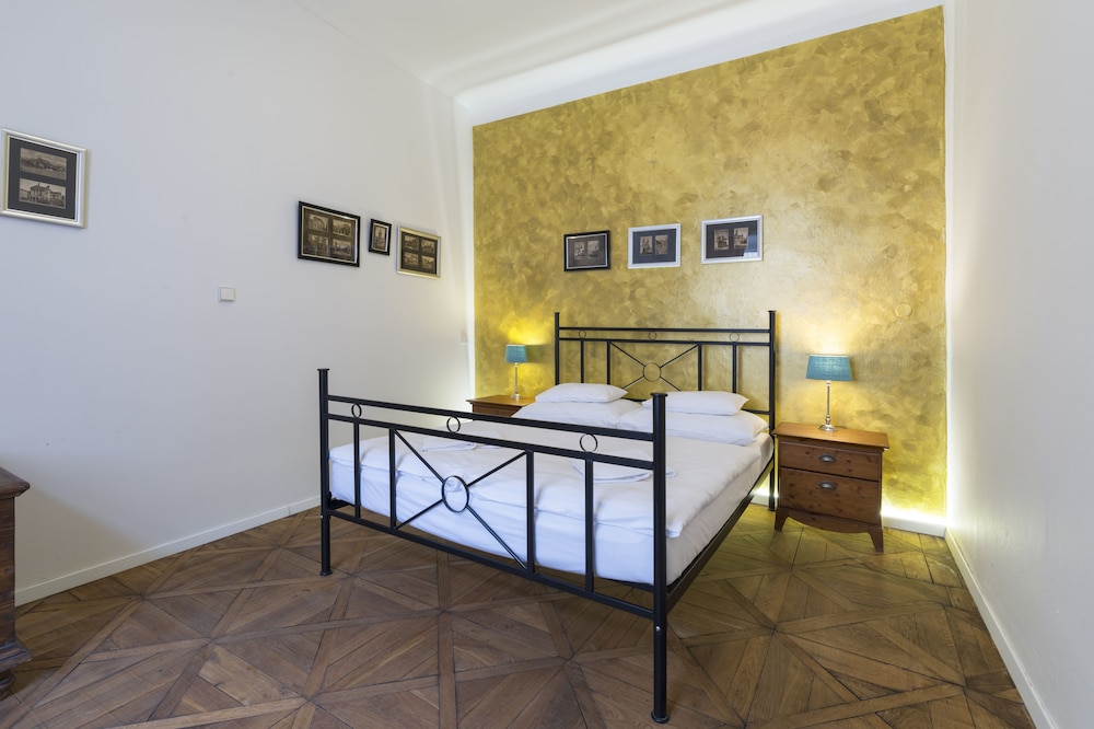 Suite (1 Bedroom & Living Room)