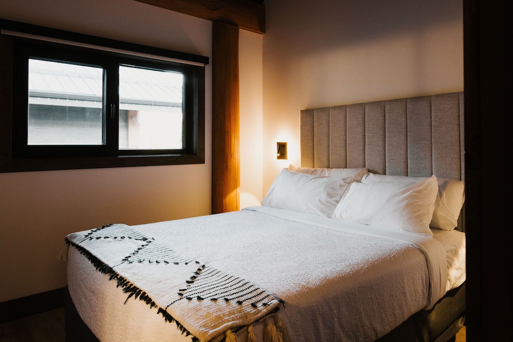 Luxury Nature Series Cabin, 2 Queen Beds, Gas Fireplace, Resort View (Sparrow - Not Pet Friendly)