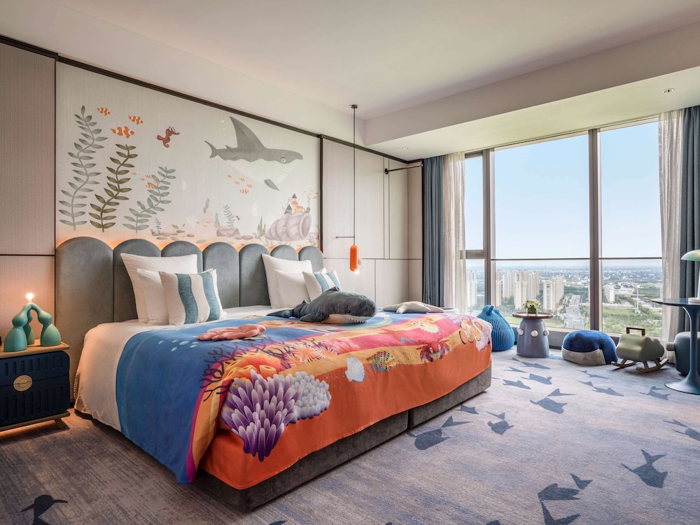 Deluxe Room, 1 King Bed (Premium Family, High Floor)