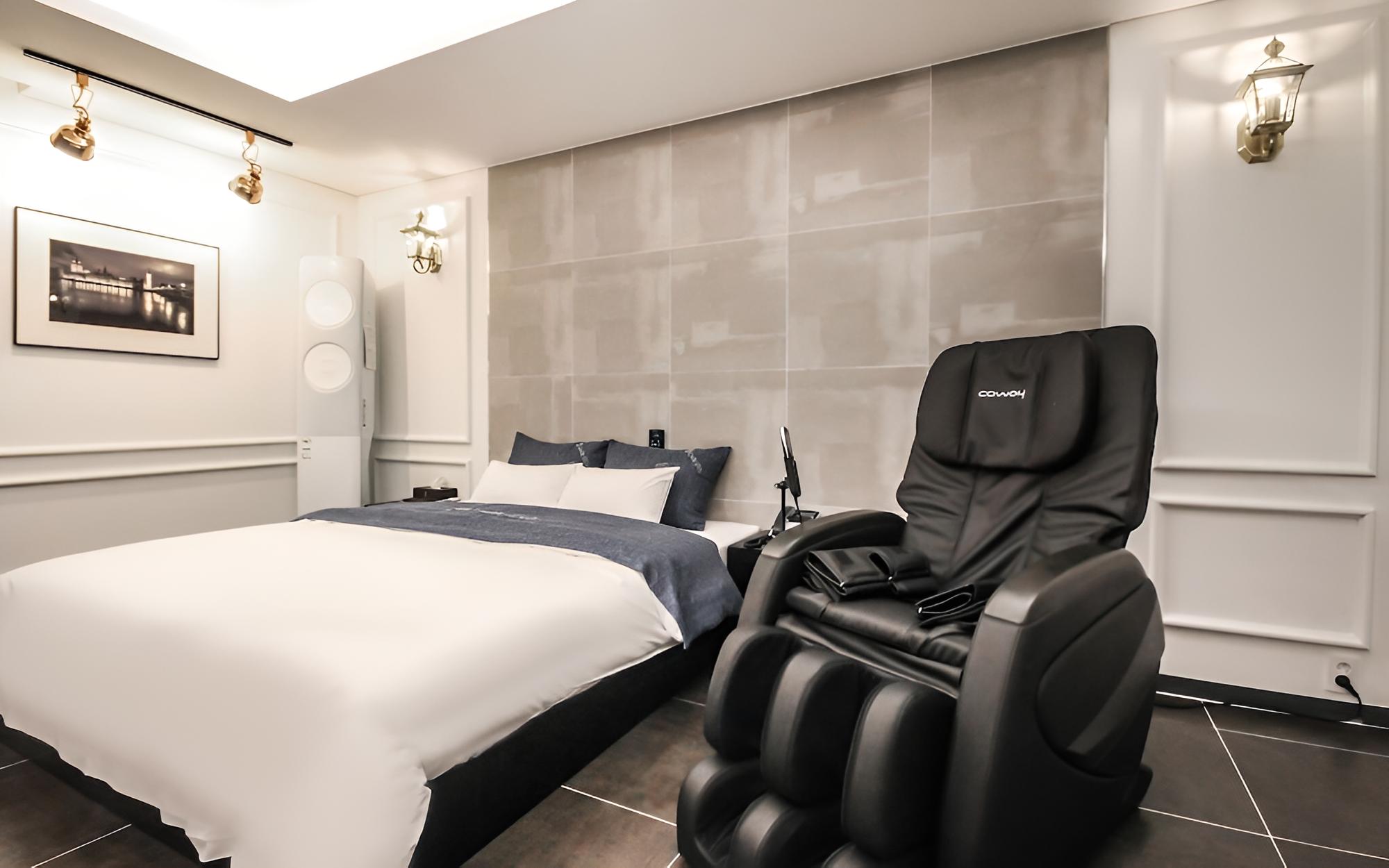 Room (Special (massage chair Netflix availa) - Photo 2
