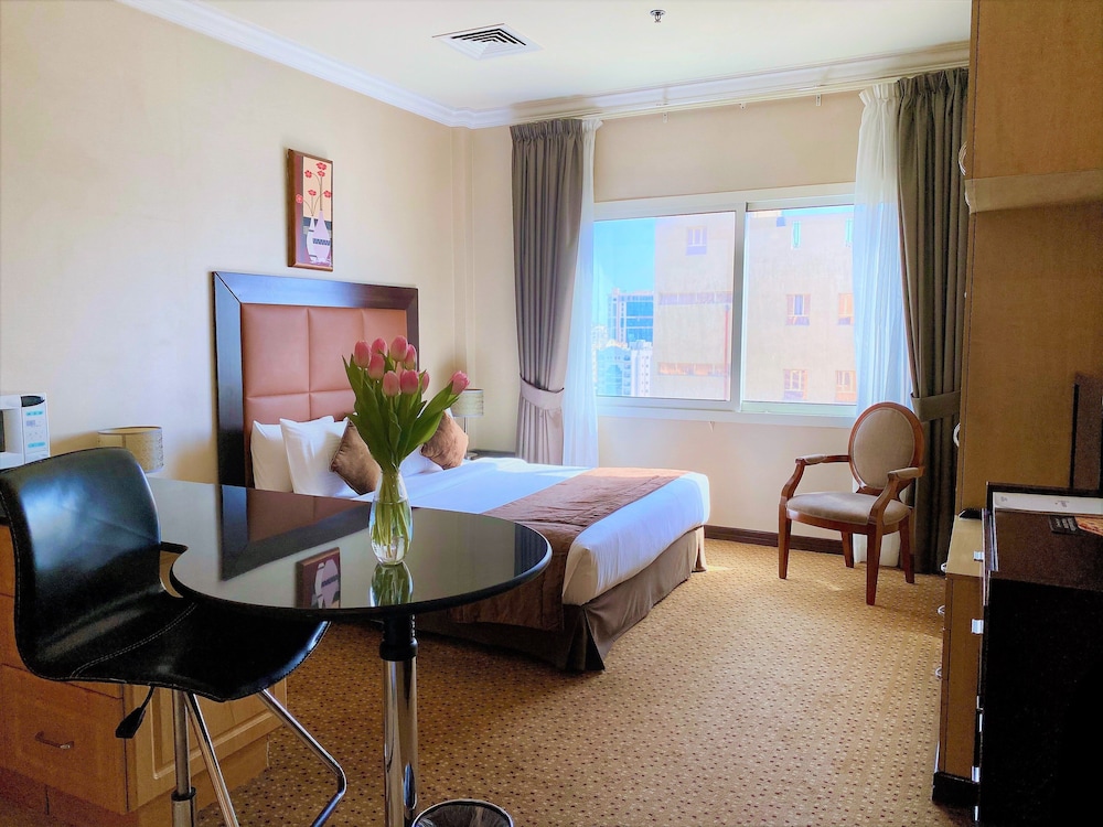 Executive Suite, 1 King Bed - Photo 2