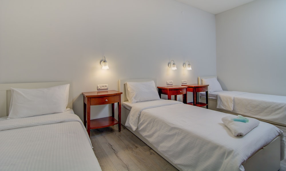 City Apartment, 3 Bedrooms, Courtyard Area photo 3
