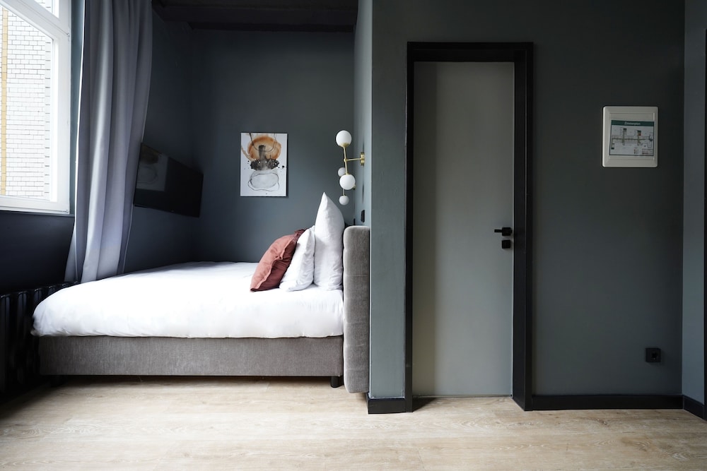 Medium Room photo 2