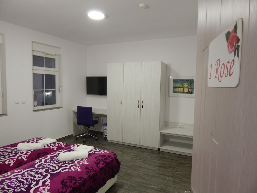 Comfort Room, Courtyard View (room 1 rose)
