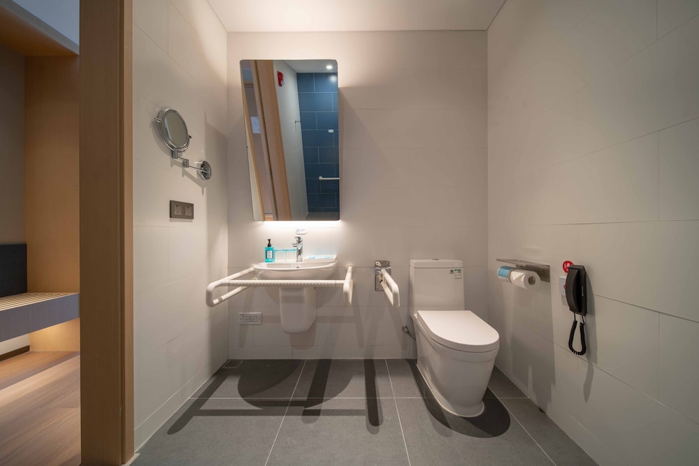 Standard Room, 1 King Bed, Accessible Bathtub - Photo 3