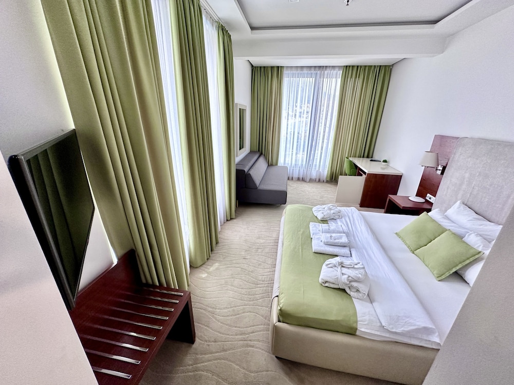 Deluxe Room, 1 King Bed With Sofa Bed, Pool Access, Sea View photo 2