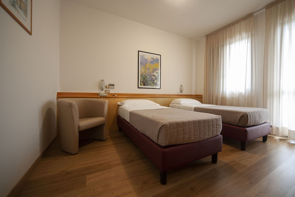 Twin Room with extra bed - Photo 1