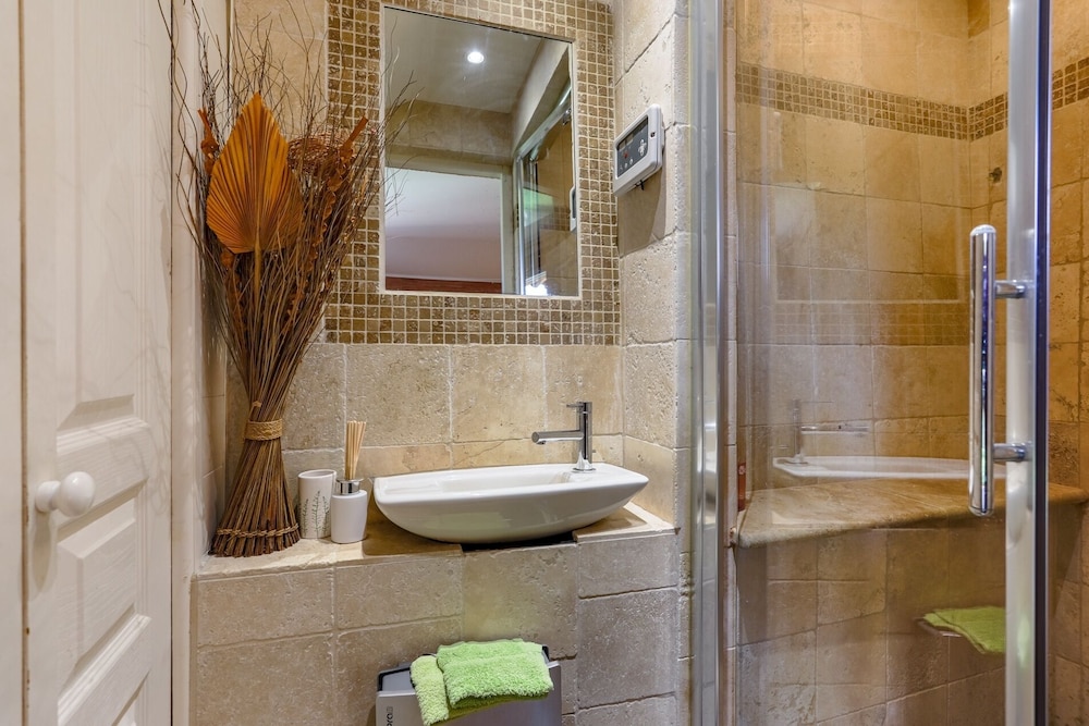 Executive Apartment, 1 Queen Bed, Smoking, Pool Access photo 3