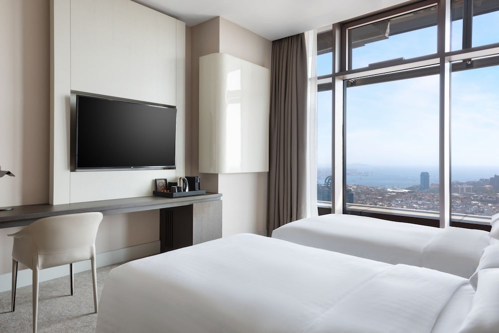 Superior Room, 2 Twin Beds, Executive Level (Lounge Access) thumbnail 5