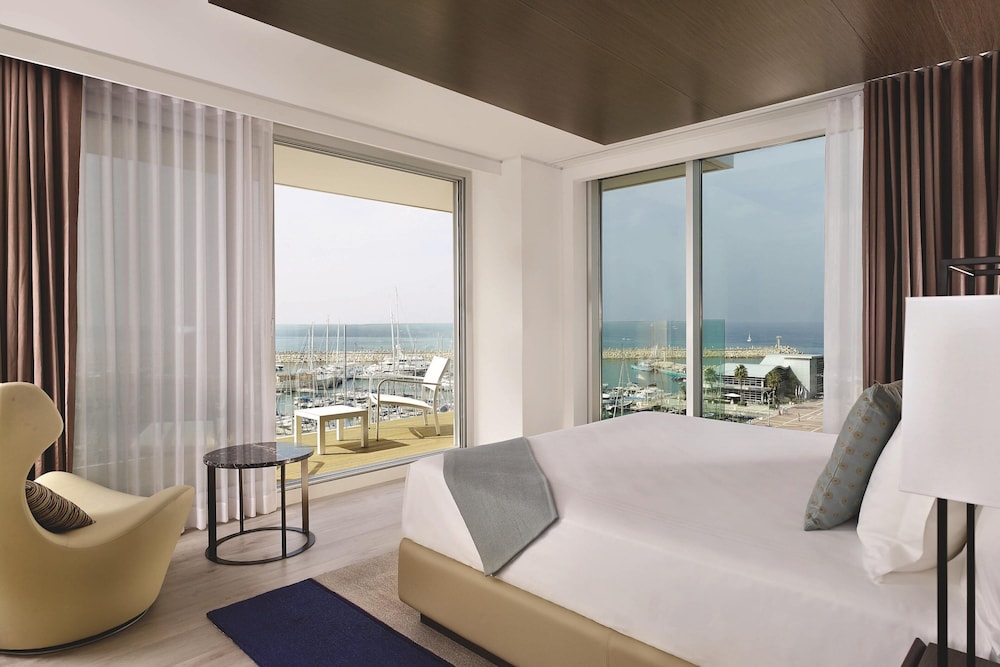 Superior Room, 1 Queen Bed, Partial Sea View (Corner)
