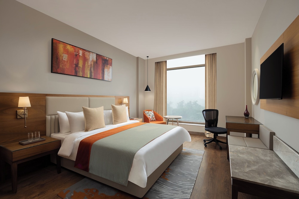 Deluxe Room, 1 King Bed (Premium King) - Photo 3