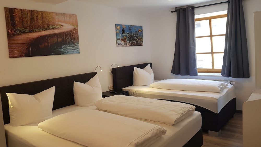 Economy Triple Room photo 1